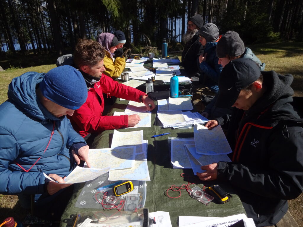 Leren over navigatie met kaart, kompas en gps in het basiskamp met Northern Pioneers