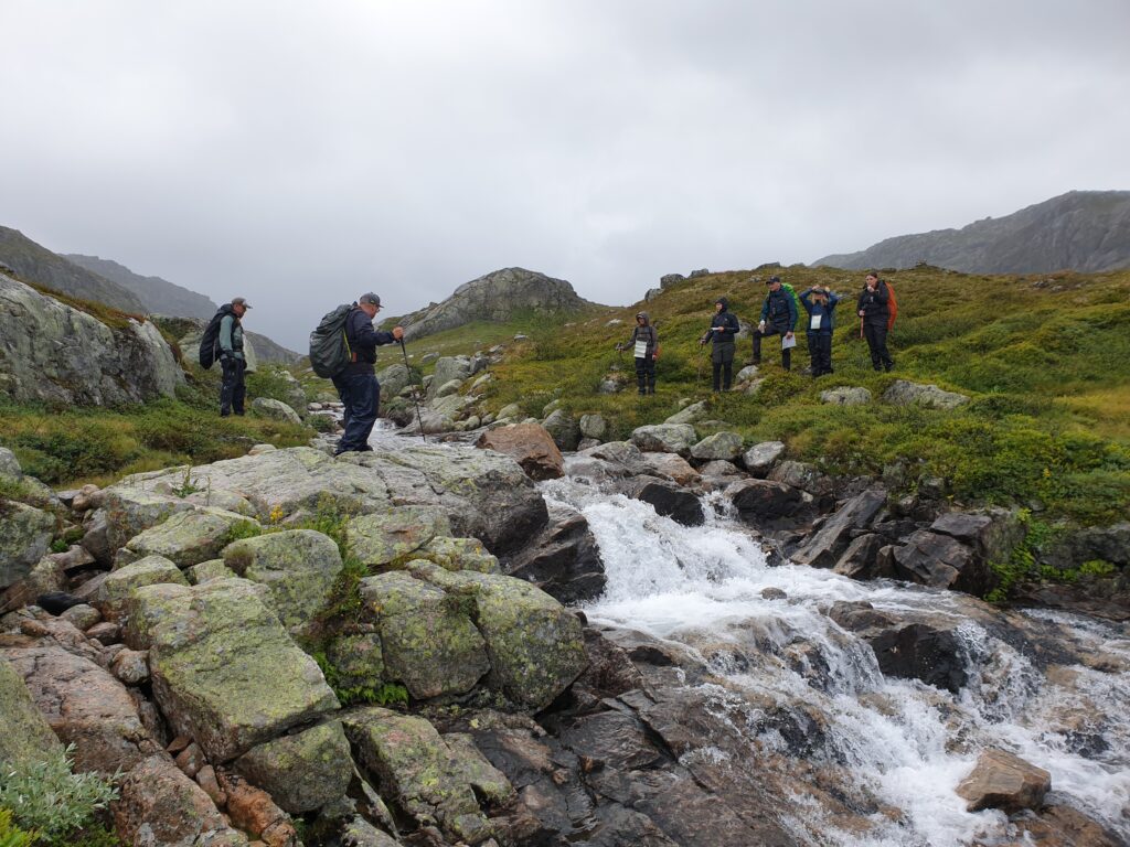 Rivierdoorsteek voor een wildernistrekking en bergwandelen