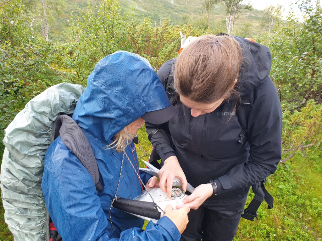 Teamwork door samenwerken bij de navigatieoefening kompas schieten