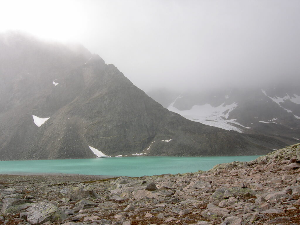 azuurblauw meer in Dovrefjell Noorwegen expeditie van Northern Pioneers