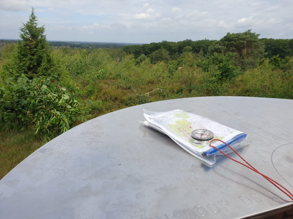 Orientatietafel op de Sallandse Heuvelrug bij de cursus Trekking met hond 2025