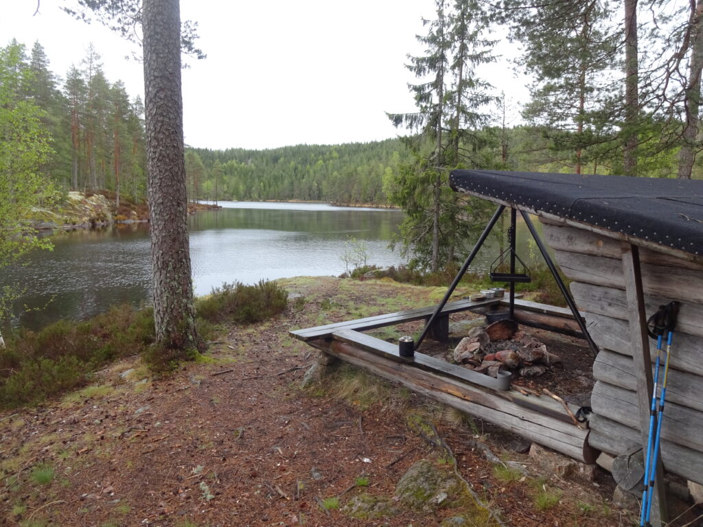 Solo kamperen in de wildernis van Zweden