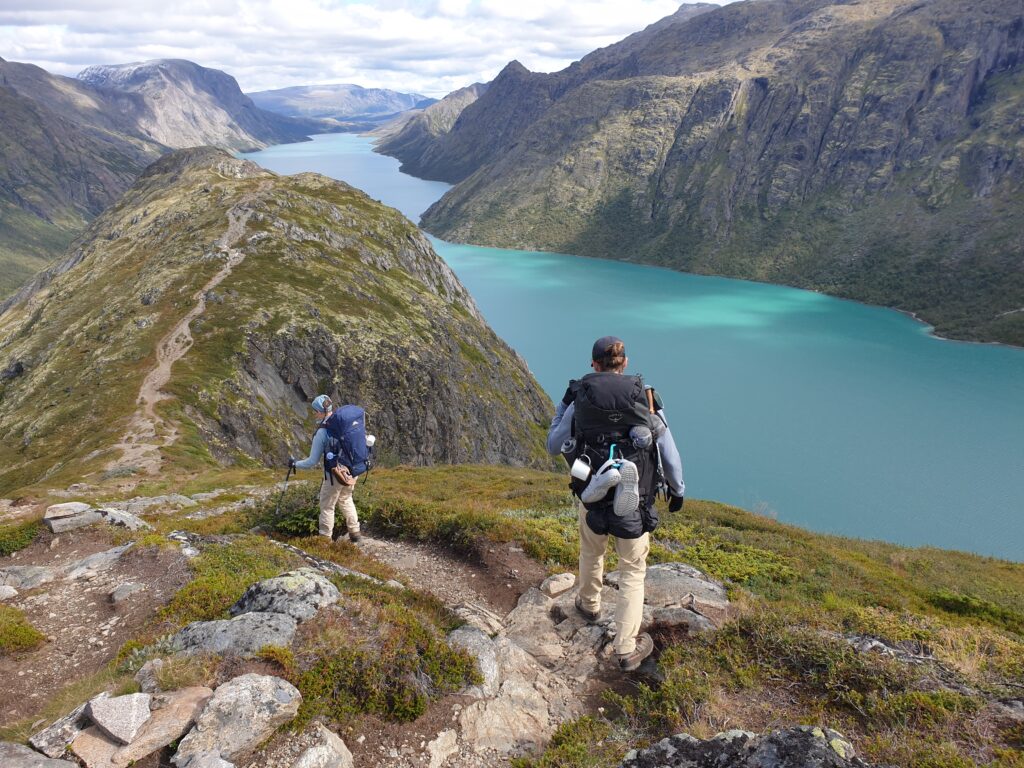 Trekking langs azuurblauwe meren in Jotunheimen Noorwegen