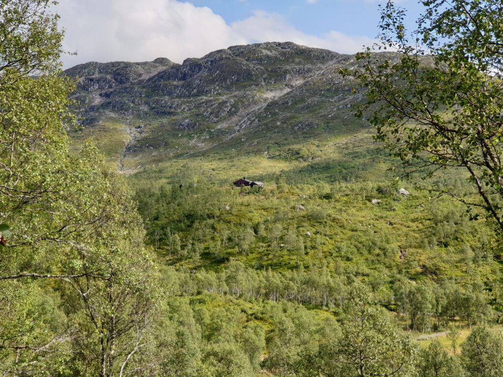 Berghut diep verscholen in de wildernis van Noorwegen