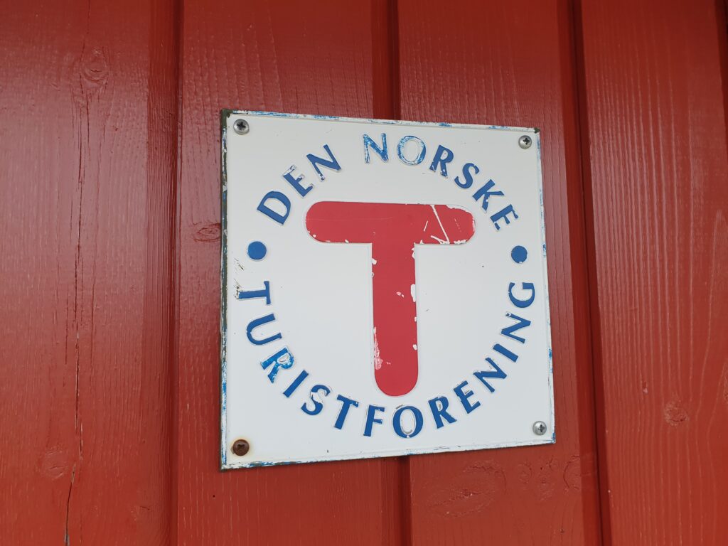 DNT-berghut bij een trektocht tussen hutten in Noorwegen met Northern Pioneers