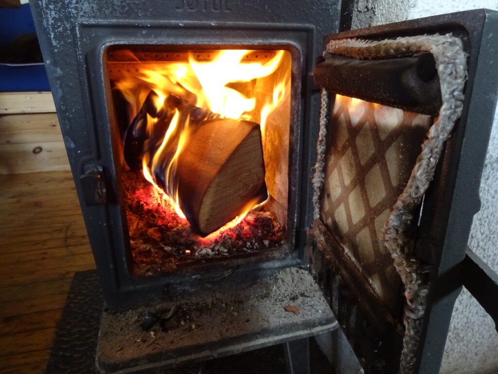 Houtkachel in een berghut in Noorwegen