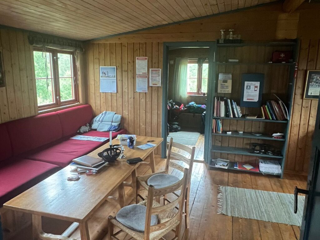 Interieur van een DNT-berghut in Noorwegen bij een huttentocht van Northern Pioneers