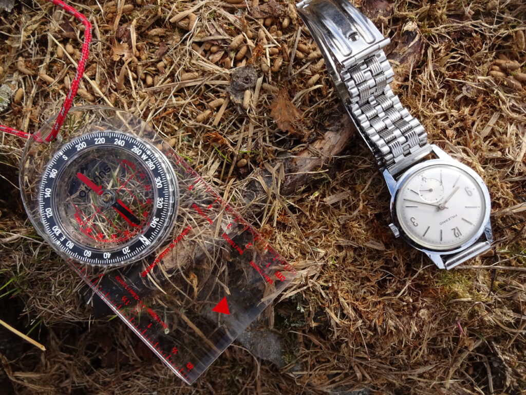 Navigeren met kompas en de zon om uit een gevaarlijke gebied weg te komen