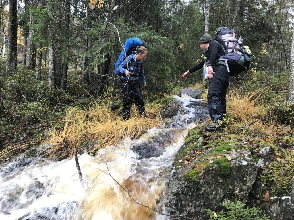 Oversteken van wild water bij een trektocht met gids