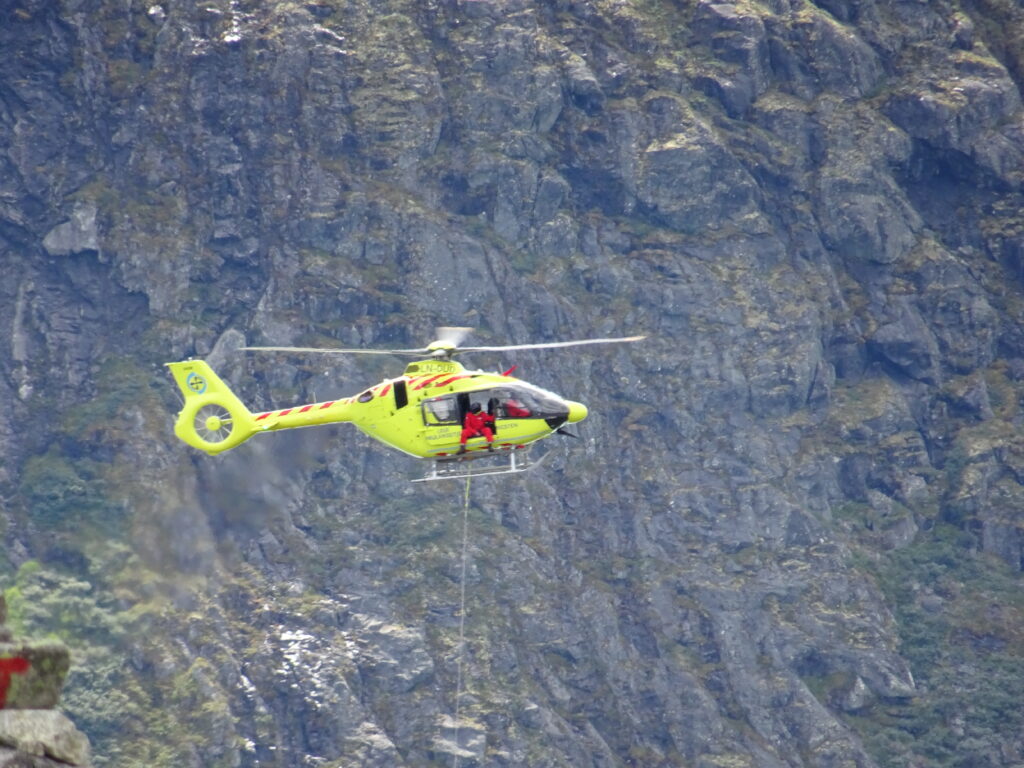 Reddingsactie met een helikopter in Noorwegen tijdens een trektocht met gids