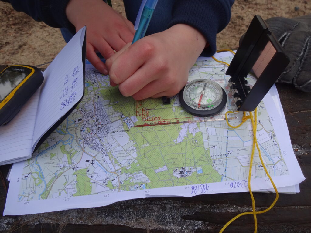 Samen met je kind de route plannen met een kaart bij Northern Pioneers