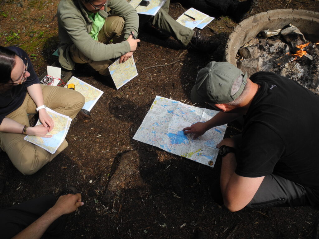 Uitleg van de route in Zweden bij een trektocht met gids