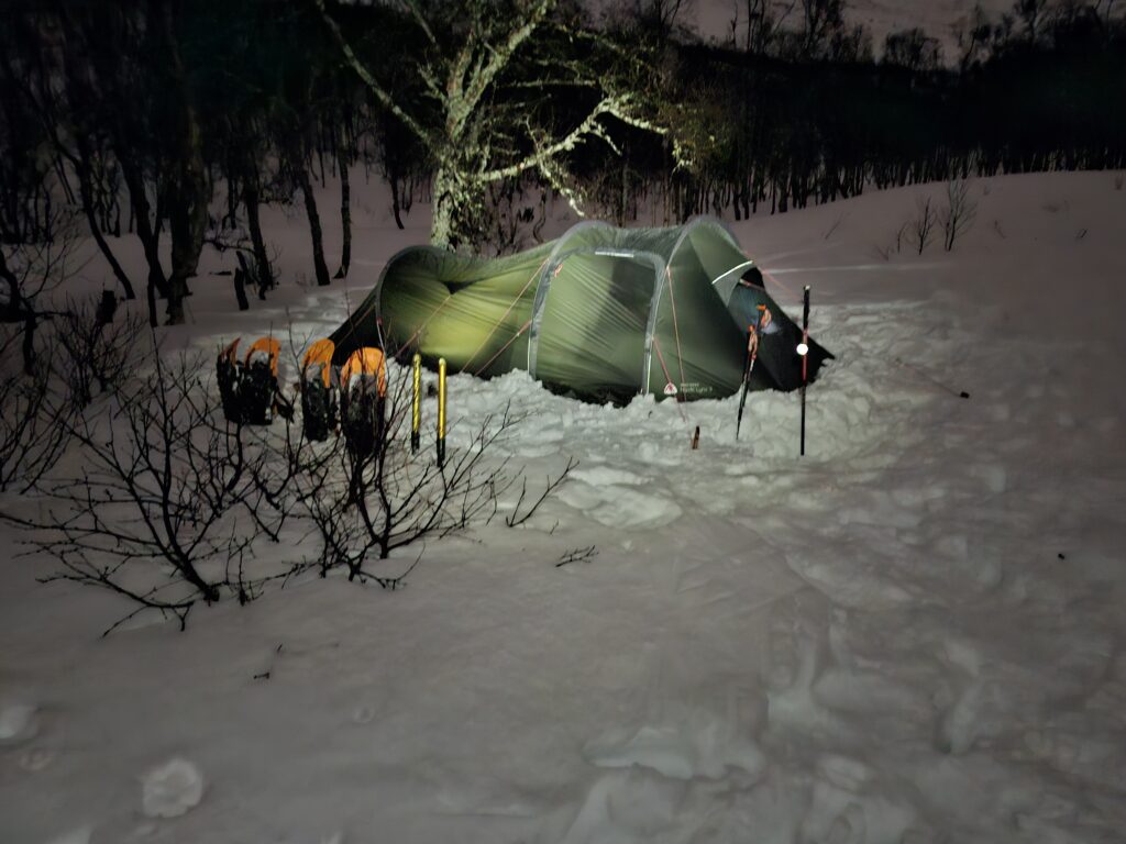 Expeditietent in de nacht in sneeuw