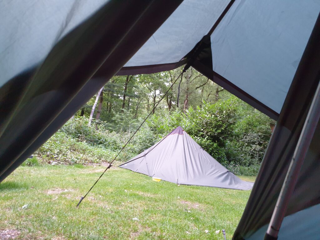 Kamperen onder een tarp bij de trektocht over de Sallandse Heuvelrug