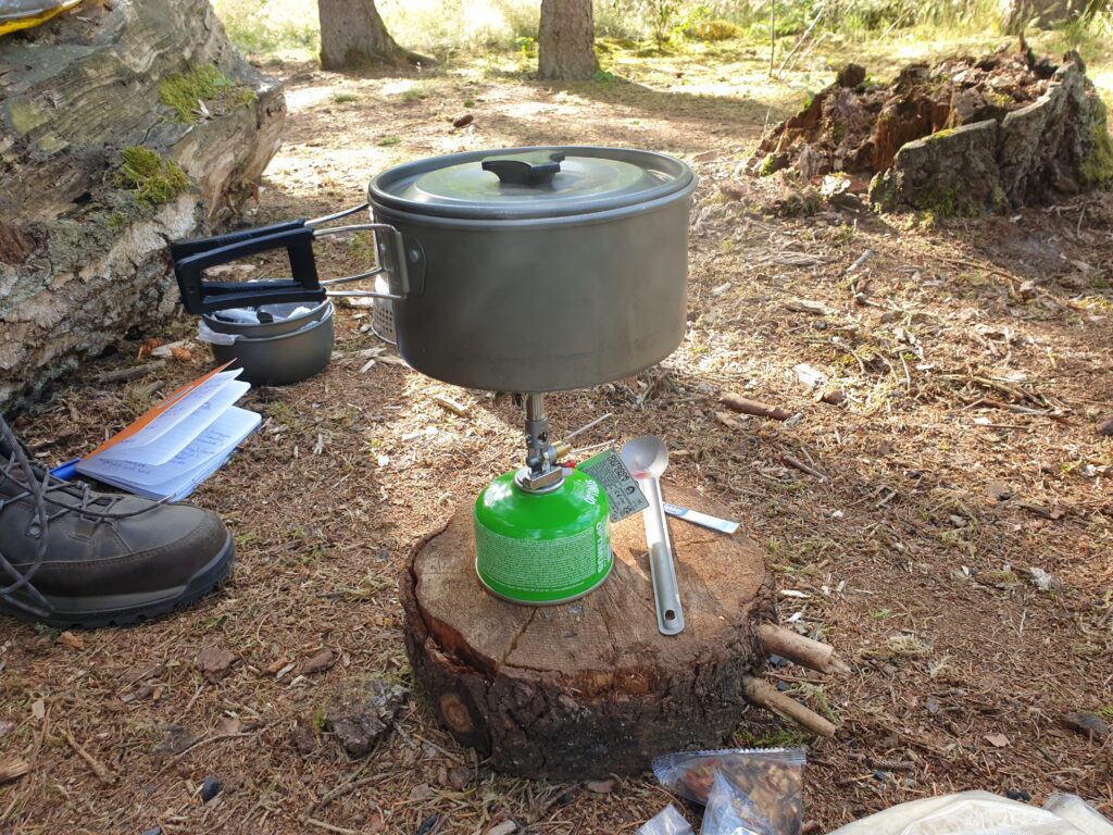 Koken met een brander op gas bij een trektocht met Northern Pioneers