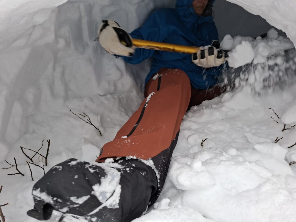 Uitgraven van een quinzee