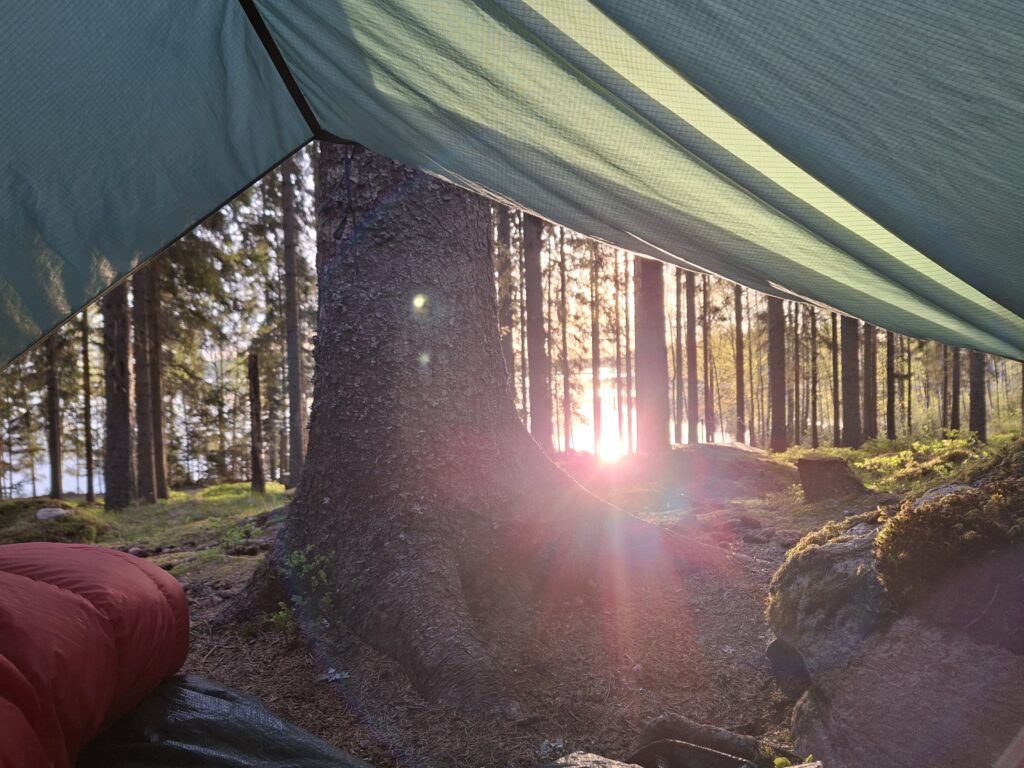 Je ziet de zon opkomen vanuit je tarp