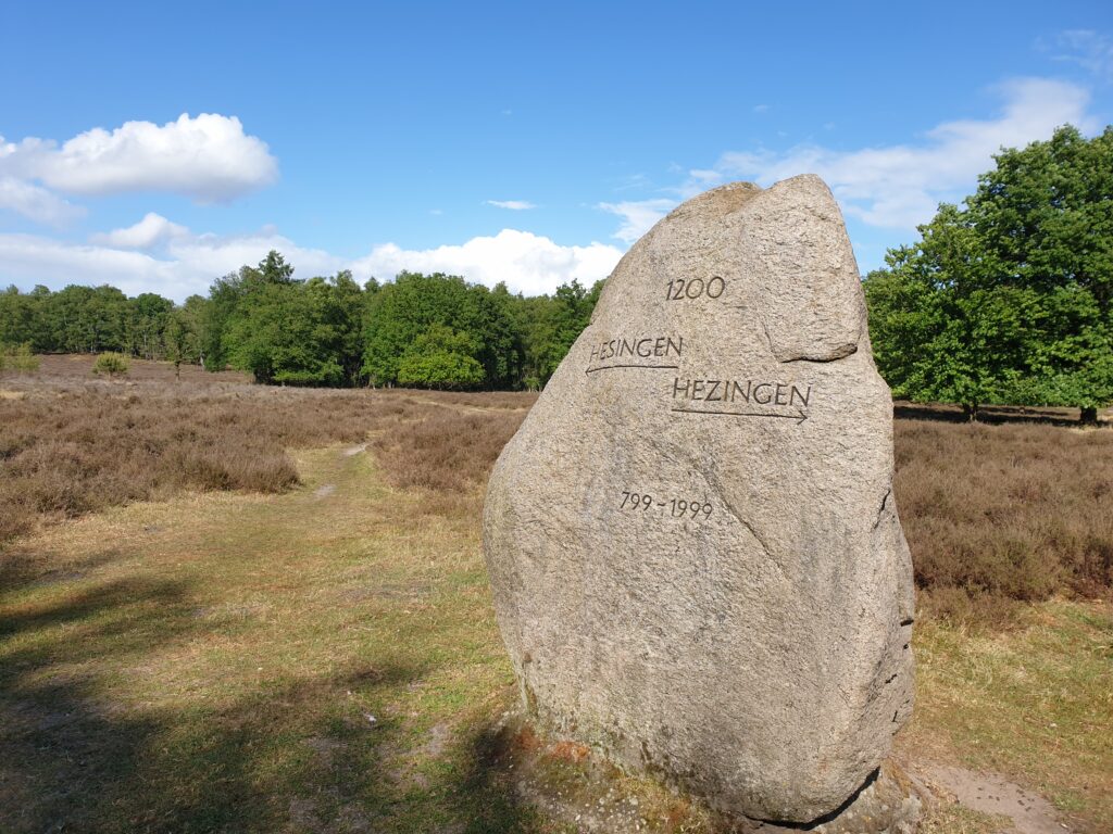 Er zijn veel grafheuvels en restanten uit de bronstijd in Vasse