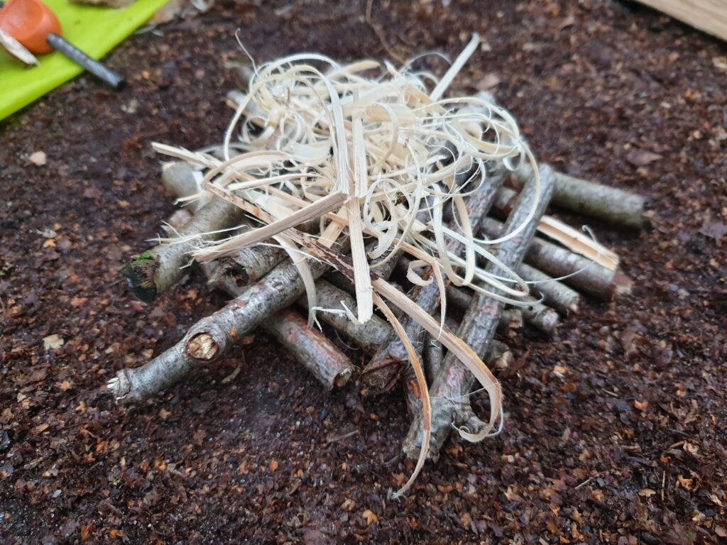Leren vuur maken met materialen uit de natuur